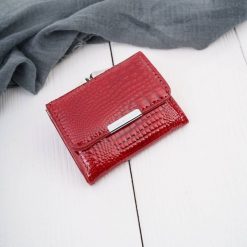 Portfel damski mini skórzany czerwony lakierowany z tłoczeniem croco Jennifer Jones SP-28-CRD. Czerwone portfele damskie bez wzorów, z lakierowanej skóry. Za 69.00 zł.