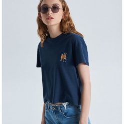 Krótka koszulka oversize z nadrukiem - Granatowy. T-shirty damskie Cropp. W wyprzedaży za 19.99 zł.