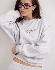 Damska bluza dresowa z okrągłym dekoltem, miękka luźna Script jasnoszary melanż. Szare bluzy damskie Aim'n, xs, bez wzorów, z bawełny, bez kaptura, na fitness i siłownię. Za 339.00 zł.