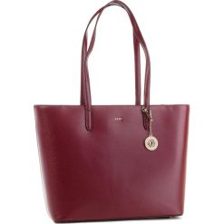Torebka DKNY - R83A3654 Blood Red XOD 645. Torebki do ręki damskie marki DKNY. W wyprzedaży za 649.00 zł.