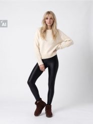 Sweter chunky z warkoczowym splotem na rękawach - kremowy. Białe swetry damskie Sinsay, l, bez wzorów, ze splotem, bez kołnierzyka, bez ramiączek, bez kaptura. Za 49.99 zł.