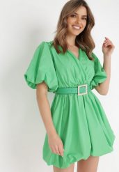 Zielona Sukienka z Paskiem Moniphae. Zielone sukienki damskie Born2be, na lato, l, bez wzorów, bez kołnierzyka, bez ramiączek, mini, kopertowe. Za 29.99 zł.