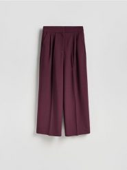 Spodnie z zakładkami - burgundowy. Czerwone spodnie materiałowe damskie Reserved, l, bez wzorów, z tkaniny. Za 159.99 zł.