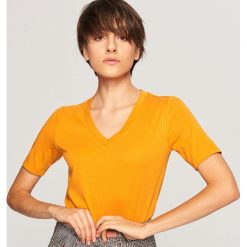 T-shirt z dekoltem w serek - Brązowy. Brązowe t-shirty damskie Reserved, z dekoltem w serek. Za 59.99 zł.