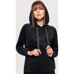 Welurowa bluza hoodie - Czarny. Bluzy damskie marki KALENJI. W wyprzedaży za 39.99 zł.