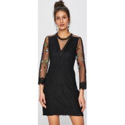 Desigual - Sukienka. Czarne sukienki damskie Desigual, z aplikacjami, z koronki, casualowe, bez kołnierzyka, bez ramiączek. W wyprzedaży za 399.90 zł.