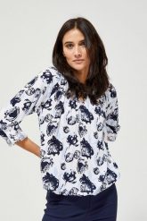 Bluzka koszulowa z ozdobnym dekoltem. Białe bluzki damskie MOODO, bez wzorów, z wiskozy, bez kołnierzyka, bez ramiączek. W wyprzedaży za 27.99 zł.