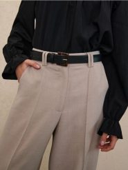 Pasek z imitacji skóry z klamrą z żywicy - czarny. Czarne paski damskie Sinsay, bez wzorów, ze skóry. Za 15.99 zł.