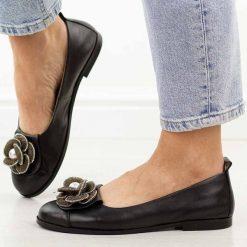 Czarne skórzane Polskie półbuty damskie Deoni D047. Czarne półbuty damskie Deoni, na jesień, z aplikacjami, z jeansu, eleganckie, z okrągłym noskiem, bez obcasa, na płaskiej podeszwie, bez zapięcia. Za 439.00 zł.