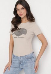 Beżowy T-shirt z Bawełny z Nadrukiem Czapki i Cyrkoniami Penilna. Brązowe bluzki damskie Born2be, bez wzorów, z bawełny, klasyczne. Za 34.99 zł.