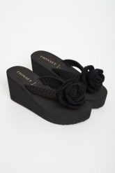 Klapki damskie na koturnie TWINSET U&B. Klapki damskie Twinset U&B, bez wzorów, bez obcasa, na koturnie. Za 509.00 zł.