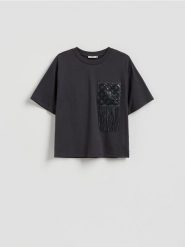 T-shirt z ozdobnym detalem - ciemnoszary. Szare t-shirty damskie Reserved, l, bez wzorów, z bawełny, bez kołnierzyka. Za 89.99 zł.