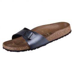 Klapki damskie Birkenstock Madrid. Czarne klapki damskie Birkenstock, bez wzorów, z materiału, klasyczne, bez obcasa. Za 338.36 zł.