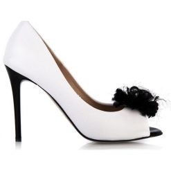 Szpilki białe peep toe z ozdobą. Czółenka damskie marki Arturo Vicci. Za 279.00 zł.