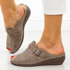 Khaki klapki damskie na koturnie Potocki 24300. Brązowe klapki damskie POTOCKI, bez wzorów, z jeansu, biznesowe, bez obcasa, na koturnie. W wyprzedaży za 116.10 zł.