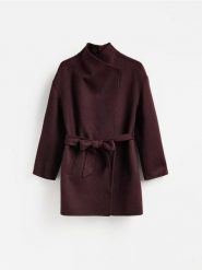 Krótki płaszcz z wełną - burgundowy. Czerwone płaszcze damskie Reserved, l, bez wzorów, z tkaniny, krótkie, bez kaptura. Za 399.99 zł.