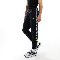 Spodnie Dresowe Męskie Nike Nsw Repeat Tape Jogger. Czarne spodnie sportowe męskie Nike, m, bez wzorów, z dresówki. Za 215.60 zł.