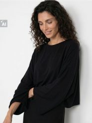 Wiskozowa bluzka oversize - czarny. Czarne bluzki damskie Sinsay, l, bez wzorów, z wiskozy, bez kołnierzyka, bez ramiączek. W wyprzedaży za 27.99 zł.