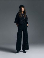 Spodnie ze strukturalnej tkaniny - czarny. Czarne spodnie materiałowe damskie Reserved, l, bez wzorów, z bawełny. Za 199.99 zł.