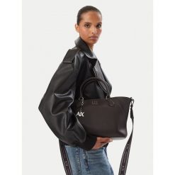 Torebka Armani Exchange. Brązowe torebki do ręki damskie Armani Exchange, bez wzorów, klasyczne, bez dodatków. Za 729.99 zł.