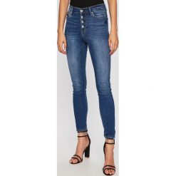 Guess Jeans - Jeansy 1981. Niebieskie jeansy damskie Guess Jeans, z podwyższonym stanem. Za 399.90 zł.