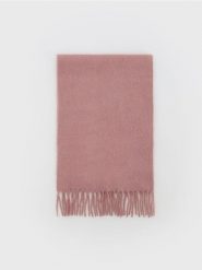 Gładki szalik z frędzlami - brudny róż. Czerwone szaliki i chusty damskie Reserved, bez wzorów. W wyprzedaży za 29.99 zł.
