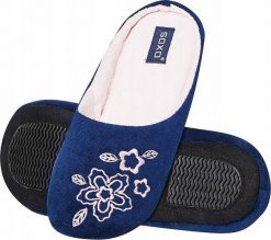 Soxo OUTLET Kapcie damskie granatowe z haftem SOXO z twardą podeszwą TPR 3334. Kapcie damskie Soxo, bez wzorów. Za 29.99 zł.