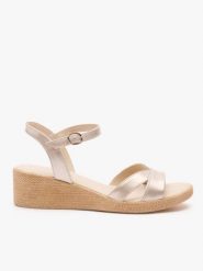 Platynowe sandały na koturnie. Brązowe sandały damskie Ryłko, bez wzorów, ze skóry, bez obcasa, na koturnie, bez zapięcia. Za 399.99 zł.