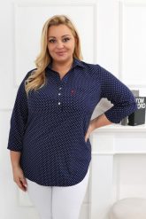 Elegancka granatowa tunika w białe kropki PLUS SIZE XXL. Białe tuniki damskie Nasi partnerzy, plus size, bez wzorów, z poliesteru, eleganckie, bez kołnierzyka, plus size, bez ramiączek. Za 199.90 zł.