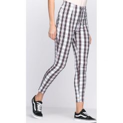 Białe Spodnie Wonderland. Spodnie materiałowe damskie marki Born2be. Za 39.99 zł.