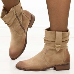 Khaki zamszowe botki damskie Jezzi 9180. Brązowe botki damskie Jezzi, na jesień, z jeansu, eleganckie, z okrągłym noskiem, bez obcasa, na obcasie, bez zapięcia. Za 219.00 zł.