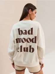 Bluza crewneck z napisem na plecach - kremowy. Białe bluzy damskie Sinsay, l, bez wzorów, bez kaptura. Za 39.99 zł.
