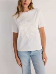 Bawełniany T-shirt z haftem - biały. Białe t-shirty damskie Reserved, l, bez wzorów, z bawełny, bez kołnierzyka. W wyprzedaży za 49.99 zł.