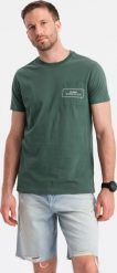 Ombre Bawełniany t-shirt męski z nadrukiem na kieszonce Ombre Streetstyle ciemnozielony V4 OM-TSCT-0108 S. Zielone t-shirty męskie Ombre, m, bez wzorów, z bawełny, bez kołnierzyka. Za 49.99 zł.