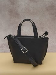 Torebka - czarny. Czarne torebki do ręki damskie Sinsay, bez wzorów, bez dodatków. W wyprzedaży za 25.99 zł.