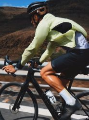 4F Kurtka kolarska męska - żółta L. Żółte kurtki męskie 4f, l, bez wzorów, bez kaptura. Za 299.99 zł.