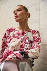 Bluza w kwiaty różowa. Czerwone bluzy damskie MOODO, l, bez wzorów, z bawełny, bez kaptura. Za 119.99 zł.