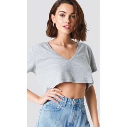 NA-KD Basic Krótki T-shirt z dekoltem V - Grey. T-shirty damskie marki NA-KD Basic. Za 32.00 zł.