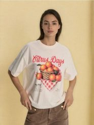 Bawełniana koszulka z nadrukiem pomarańczy - kremowy. Białe t-shirty damskie Sinsay, l, bez wzorów, z bawełny, bez kołnierzyka. Za 25.99 zł.