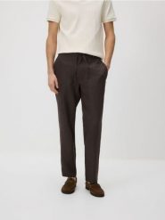 Lniane spodnie chino straight - ciemnobrązowy. Brązowe spodnie materiałowe męskie Reserved, l, bez wzorów. Za 179.99 zł.