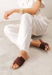 Brązowe Klapki VICES na Płaskiej Podeszwie z Paskiem na Palec i Aplikacją Oriphite. Brązowe klapki damskie Born2be, z aplikacjami, z jeansu, eleganckie, bez obcasa, na płaskiej podeszwie. Za 69.99 zł.