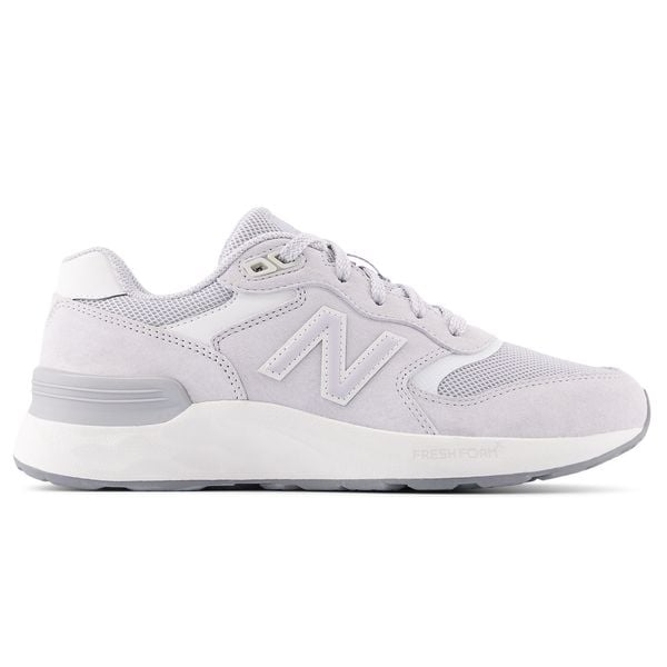 Buty damskie New Balance WW880BA7 – szare. Szare obuwie sportowe damskie New Balance, bez wzorów, z gumy, na fitness i siłownię. Za 499.99 zł.