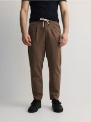 Spodnie chino regular z domieszką lyocellu - beżowy. Brązowe spodnie materiałowe męskie Reserved, l, bez wzorów, z dzianiny. W wyprzedaży za 89.99 zł.