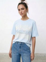 Bawełniana koszulka z koronkową aplikacją i haftowanym napisem - błękitny. Niebieskie t-shirty damskie Sinsay, l, z aplikacjami, z bawełny, bez kołnierzyka. Za 25.99 zł.