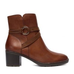 Botki Remonte. Brązowe botki damskie Remonte, bez obcasa, na słupku, bez zapięcia. Za 409.99 zł.