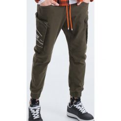 Elastyczne spodnie slim jogger - Khaki. Spodnie materiałowe męskie marki Cropp. W wyprzedaży za 79.99 zł.