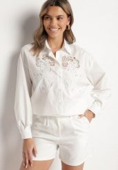 Biała Bawełniana Koszula o Kroju Oversize Zdobiona Ażurowymi Wstawkami Vovelle. Białe bluzki damskie Born2be, m, z aplikacjami, z bawełny, eleganckie, bez kołnierzyka, bez ramiączek. Za 149.99 zł.