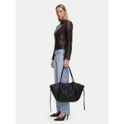 Torebka KARL LAGERFELD. Czarne torebki do ręki damskie KARL LAGERFELD, bez wzorów, bez dodatków. Za 849.99 zł.