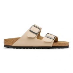 BIRKENSTOCK Arizona BF Sandcastle Klapki damskie. Brązowe klapki damskie Birkenstock, bez wzorów, z materiału, klasyczne, bez obcasa. Za 349.99 zł.