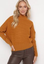 Jasnobrązowy Sweter z Wełną o Asymetrycznym Fasonie z Tłoczeniem Sarositte. Brązowe swetry damskie Born2be, bez wzorów, z wełny, z asymetrycznym kołnierzem, bez ramiączek, bez kaptura. Za 159.99 zł.